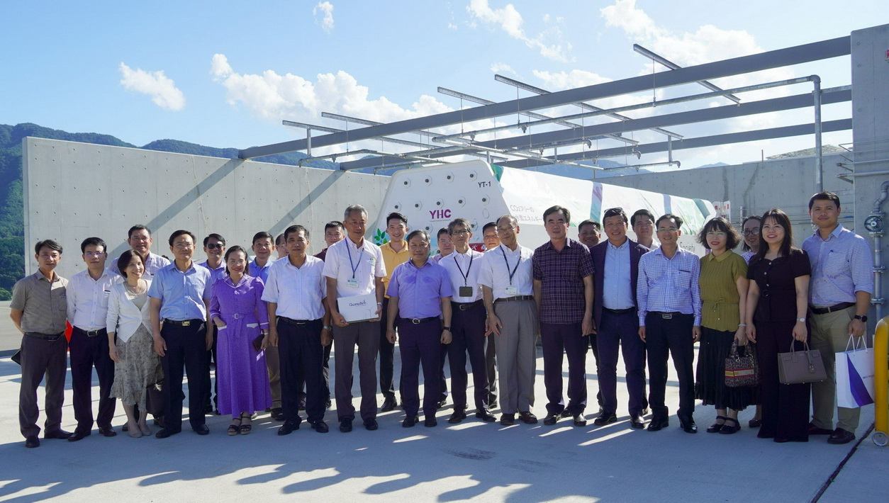 Đoàn công tác tỉnh Quảng Bình chụp ảnh lưu niệm cùng ban lãnh đạo Nhà máy điện mặt trời Kome Kurayama