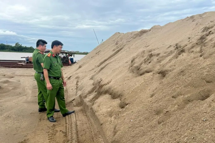 Cơ quan công an phát hiện vụ khai thác hơn 2.000m3 cát lậu tại huyện Quảng Ninh, tỉnh Quảng Bình: Ảnh: CA Quảng Bình