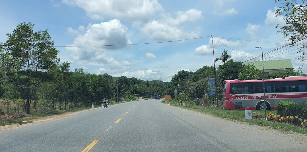 Quốc lộ 9 nối từ TP. Đông Hà lên cửa khẩu Lao Bảo hiện hữu. Ảnh: NT