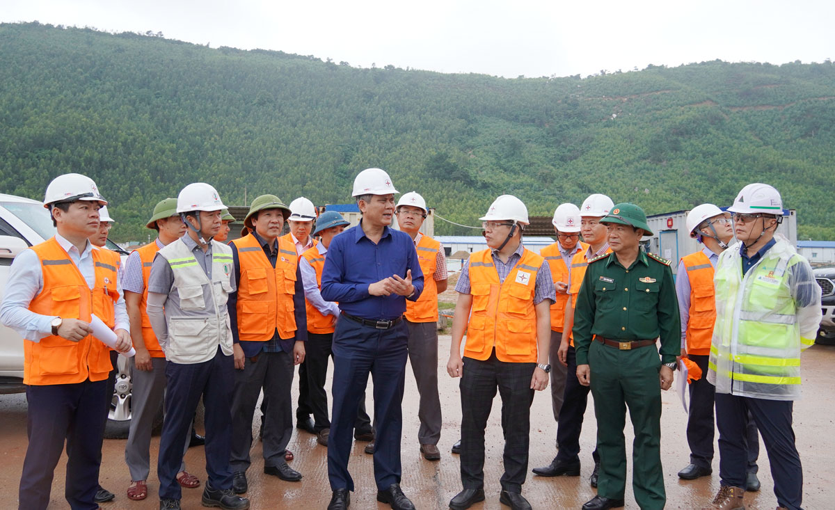 Chủ tịch UBND tỉnh Quảng Bình Trần Thắng (ở giữa) kiểm tra tình hình triển khai Dự án Nhà máy Nhiệt điện Quảng Trạch I