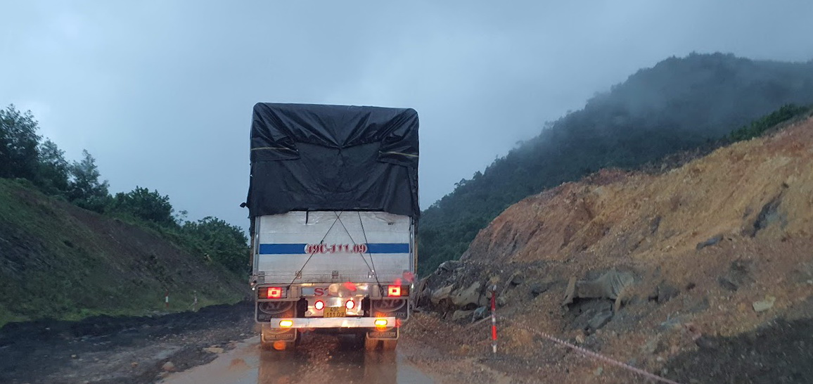Hiện trường khu vực xảy ra sạt lở, sụt trượt trên tuyến cao tốc La Sơn - Tuý Loan. Ảnh: Ngọc Tân
