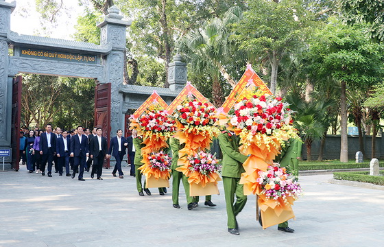 Đoàn đại biểu dâng hoa tại Khu di tích quốc gia đặc biệt Kim Liên. Ảnh: Nghean.gov.vn