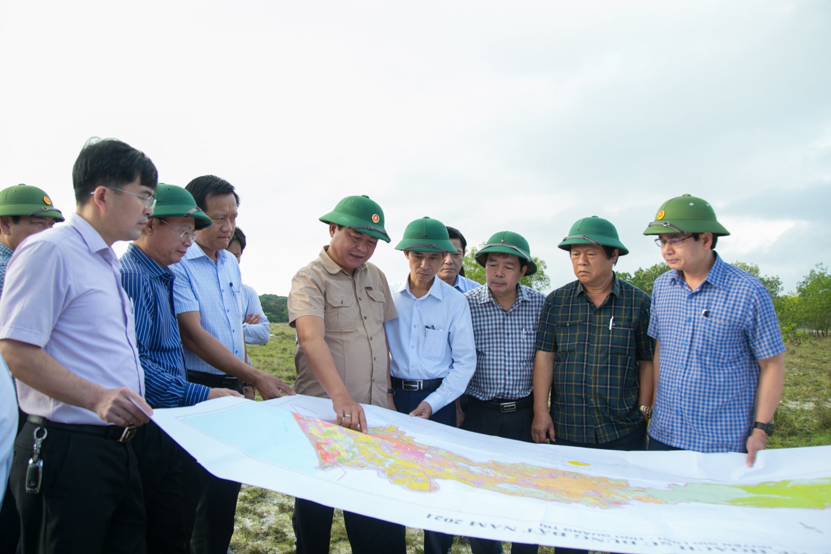 Chủ tịch UBND tỉnh Quảng Trị Võ Văn Hưng cùng đại diện các sở, ban, ngành và địa phương kiểm tra thực địa khu vực triển khai Dự án Cảng hàng không Quảng Trị
