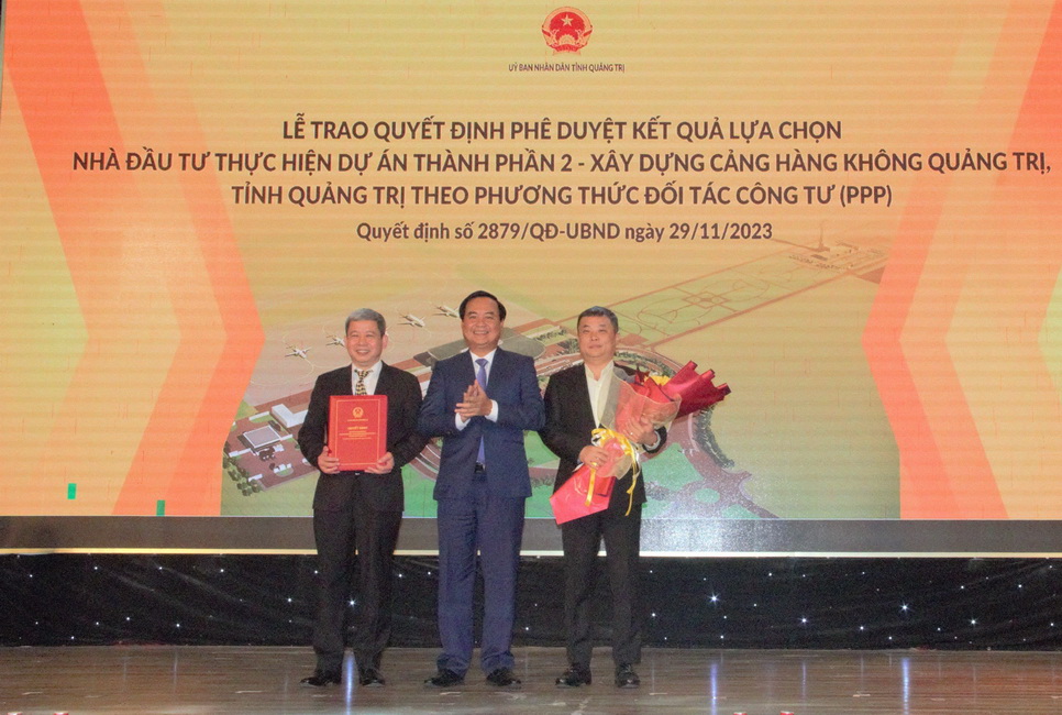Chủ tịch UBND tỉnh Quảng Trị Võ Văn Hưng trao quyết định 