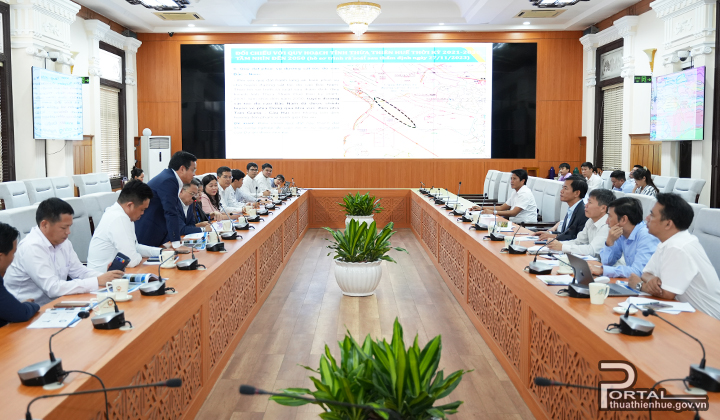 Công ty VSIP báo cáo về ý tưởng Dự án KCN La Sơn với lãnh đạo tỉnh Thừa Thiên Huế. Ảnh: Thuathienhue.gov.vn