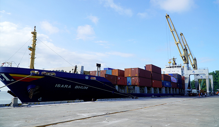 Isara Bhum của hãng tàu Regional Container Lines cập cảng Chân Mây trong chuyến hải trình đầu tiên