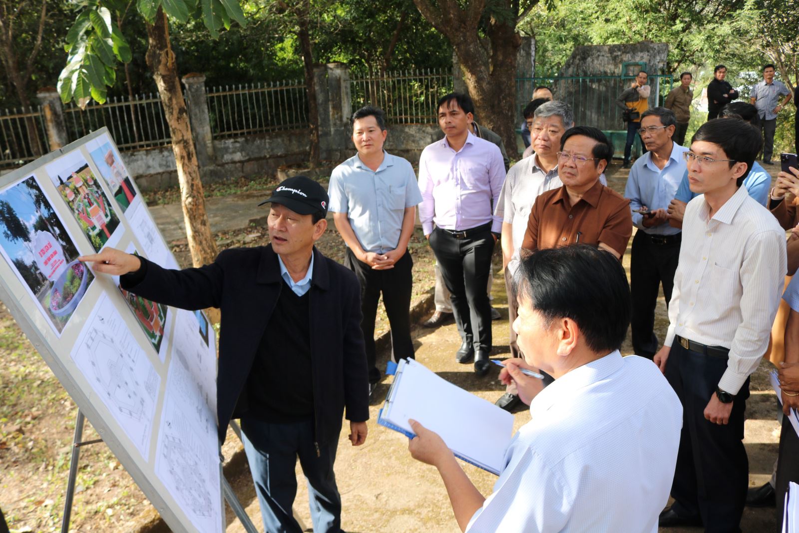 Bí thư Tỉnh ủy Kon Tum và Chủ tịch UBND tỉnh Kon Tum trao đổi về thiết kế trùng tu, nâng cấp Khu di tích