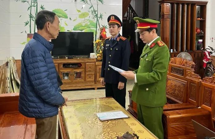 Cơ quan Cảnh sát điều tra Công an tỉnh tống đạt quyết định khởi tố vụ án tại Công ty TNHH XDTH Tân Xuân do Hoàng Văn Tịnh làm giám đốc.
