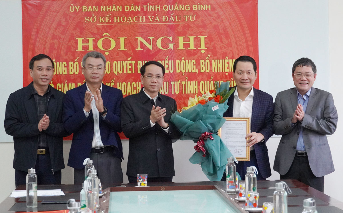 Phó Chủ tịch UBND tỉnh Quảng Bình Phan Mạnh Hùng trao quyết định và tặng hoa tân Phó giám đốc Sở Kế hoạch và Đầu tư Quảng Bình Lê Hoài Sơn