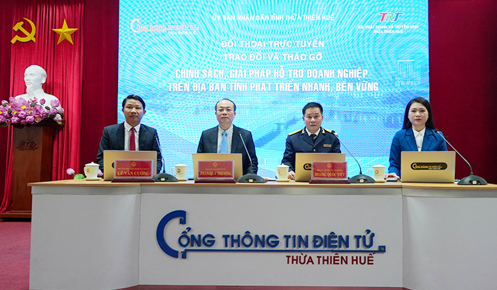 Phó chủ tịch UBND tỉnh thừa thiên Huế Phan Quý Phương chủ trì buổi đối thoại trực tuyến