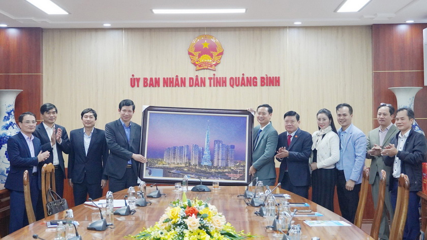 Đoàn công tác Hội doanh nghiệp Quảng Bình tại TP. HCM tặng quà lưu niệm với lãnh đạo UBND tỉnh Quảng Bình