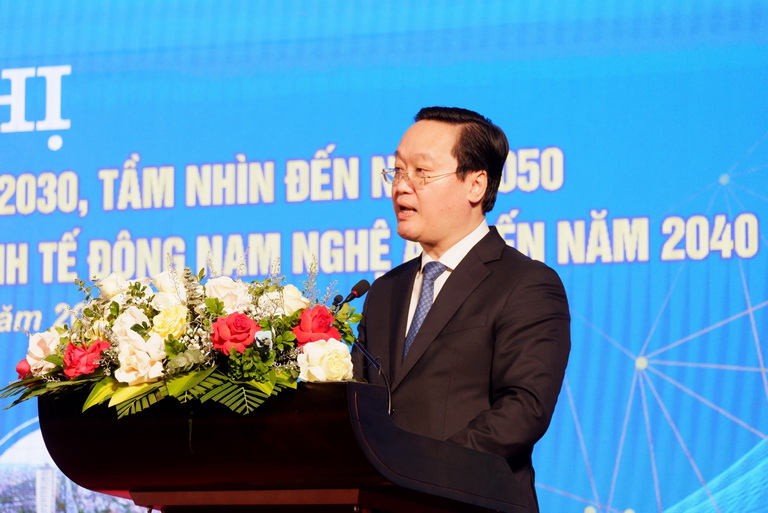 Chủ tịch UBND tỉnh Nghệ An Nguyễn Đức Trung phát biểu tại Hội nghị