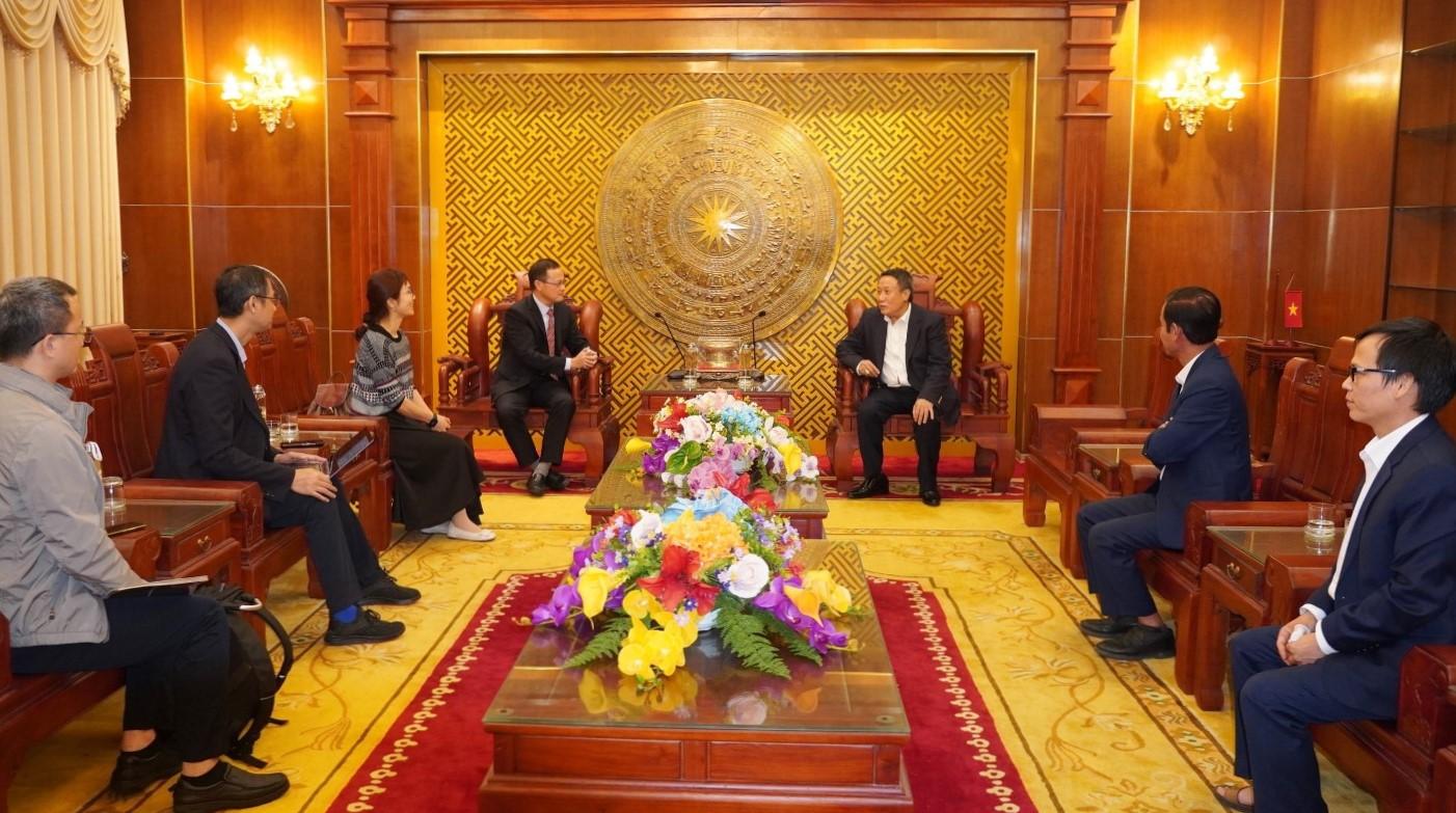 Phó chủ tịch UBND tỉnh Quảng Trị Hà Sỹ Đồng (phải ảnh) trao đổi với đại diện nhà đầu tư