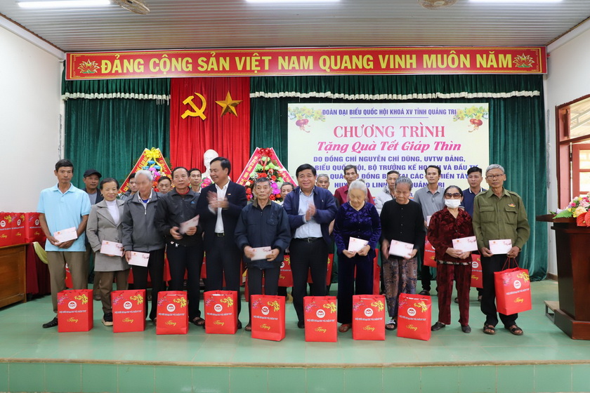 Bộ trưởng Bộ Kế hoạch và Đầu tư Nguyễn Chí Dũng và đoàn công tác đã đến thăm và tặng quà đối tượng chính sách, người nghèo