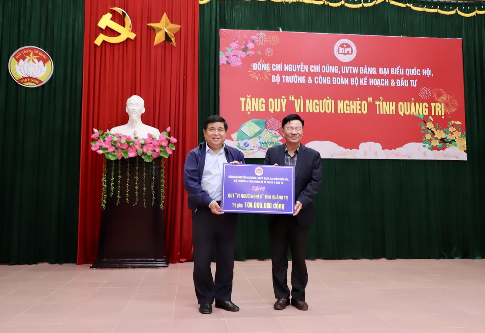 Bộ trưởng Nguyễn Chí Dũng trao tặng Quỹ vì người nghèo tỉnh Quảng Trị 100 triệu đồng 