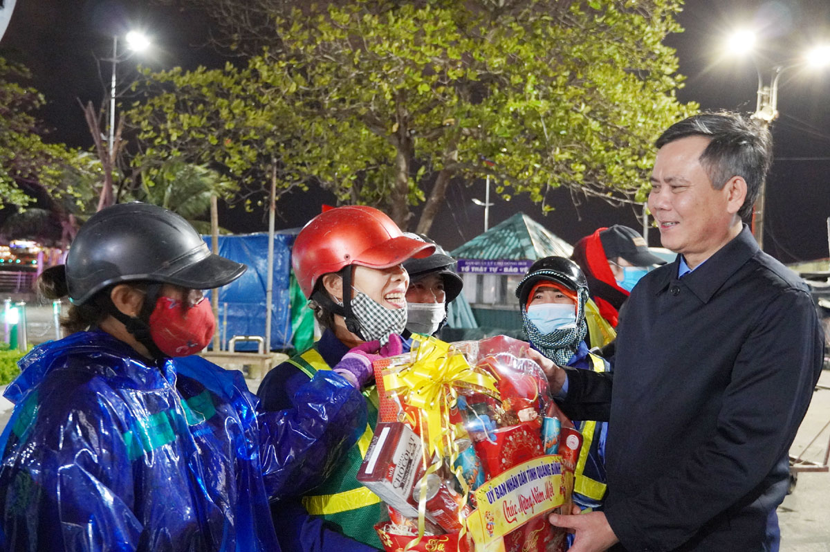 Chủ tịch UBND tỉnh trao quà cho các công nhân Công ty Cổ phần Môi trường và Phát triển đô thị Quảng Bình