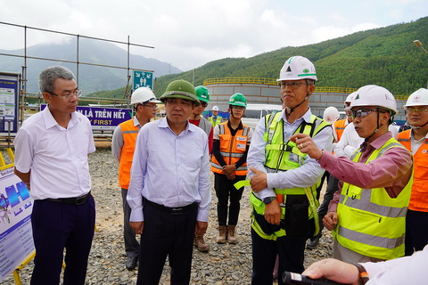 thăm, động viên các đơn vị đang thực hiện Dự án tại Trung tâm Điện lực Quảng Trạch (xã Quảng Đông) và Dự án Đường dây 500KV Quảng Trạch - Quỳnh Lưu.