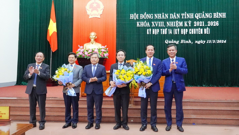 Lãnh đạo tỉnh Quảng Bình tặng hoa chúc mừng tân Phó Chủ tịch HĐND tỉnh, Phó Chủ tịch UBND tỉnh và Ủy viên UBND tỉnh