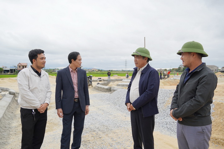 Phó chủ tịch UBND tỉnh Quảng Bình Đoàn Ngọc Lâm kiểm tra tiến độ một khu tái định cư phục vụ Dự án cao tốc Bắc - Nam