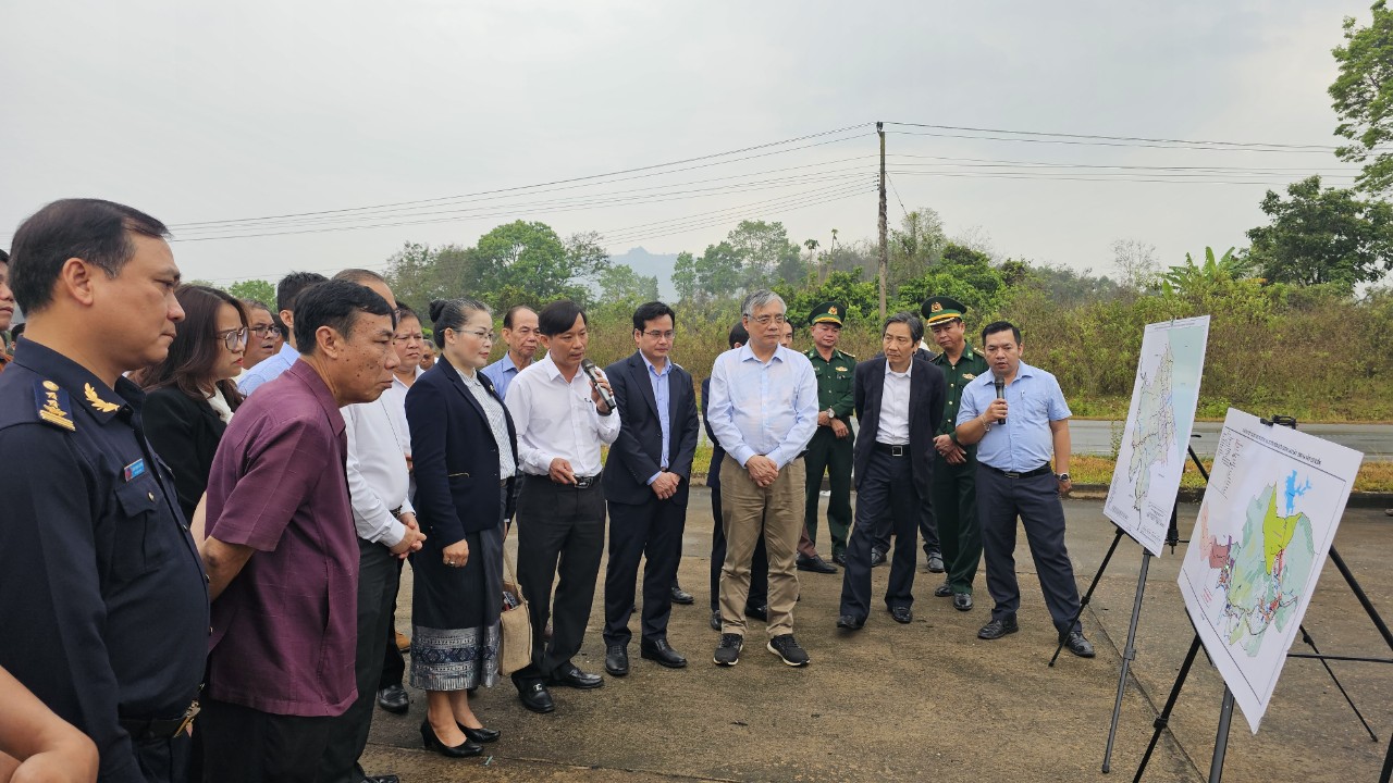 Đại diện 2 địa phương Quảng Trị, Savanakhet cùng các nhà đầu tư đi tham quan thực địa khu kinh tế Lao Bảo và Đensavan