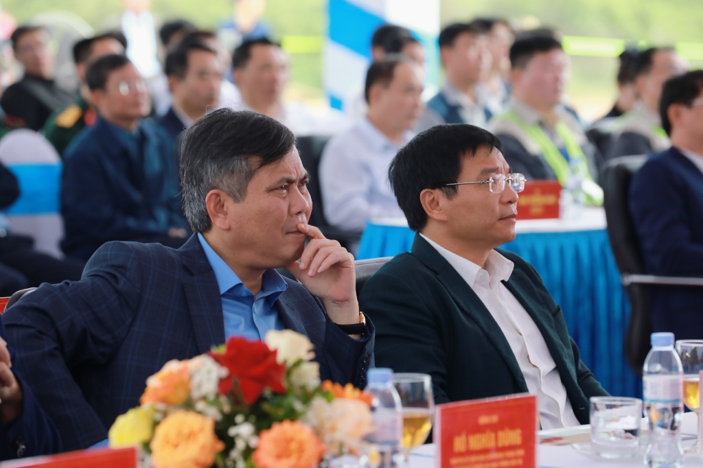 Bộ trưởng Bộ GTVT Nguyễn Văn Thắng (phải ảnh) và Chủ tịch UBND tỉnh Quảng Bình Trần Thắng tham sự buổi lễ triển khai thi công Dự án. 