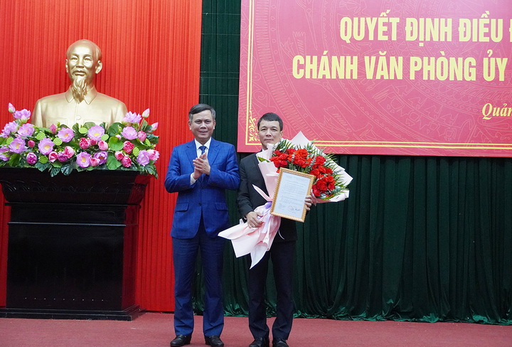 Chủ tịch UBND tỉnh Quảng Bình Trần Thắng trao quyết định bổ nhiệm cho ông Nguyễn Hoài Nam, Chánh Văn phòng UBND tỉnh