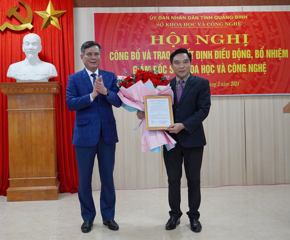 Chủ tịch UBND tỉnh Quảng Bình Trần Thắng trao quyết định Giám đốc Sở KH&CN cho ông Nguyễn Trần Quang 