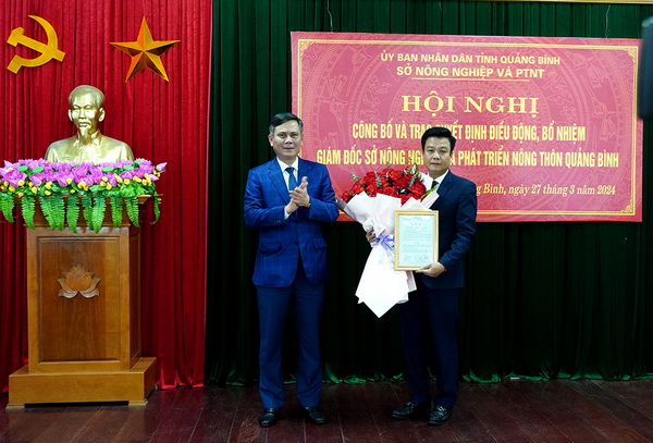 Chủ tịch UBND tỉnh Quảng Bình Trần Thắng trao quyết định cho ông Trần Quốc Tuấn, tân Giám đốc Sở NN&PTNT Quảng Bình