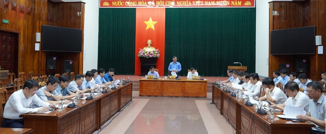 Chủ tịch UBND tỉnh Quảng Bình Trần Thắng chủ trì cuộc họp 