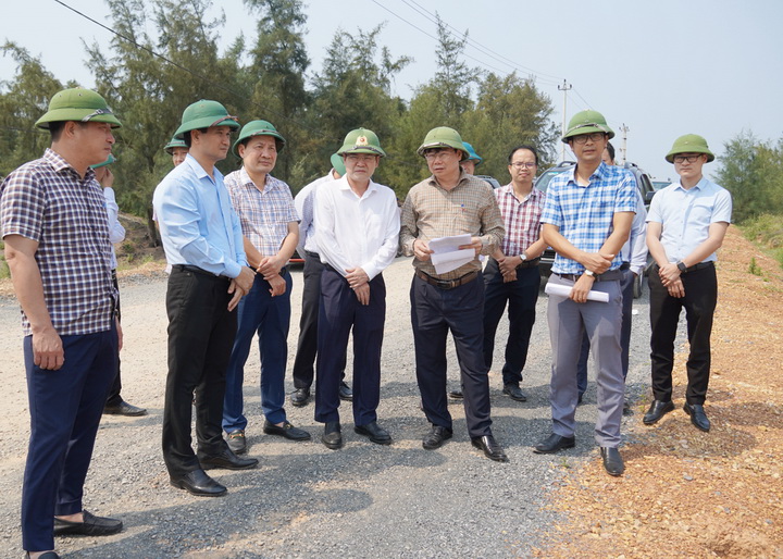Phó chủ tịch UBND tỉnh Quảng Bình Phan Phong Phú (áo trắng, ở giữa) kiểm tra tại các Dự án quỹ đất của huyện Lệ Thuỷ