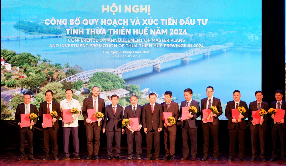 Bí thư Tỉnh uỷ Thừa Thiên Huế Lê Trường Lưu và Chủ tịch UBND tỉnh Thừa Thiên Huế trao giấy chứng nhận đầu tư và văn bản thống nhất nghiên cứu đầu tư cho các Dự án.