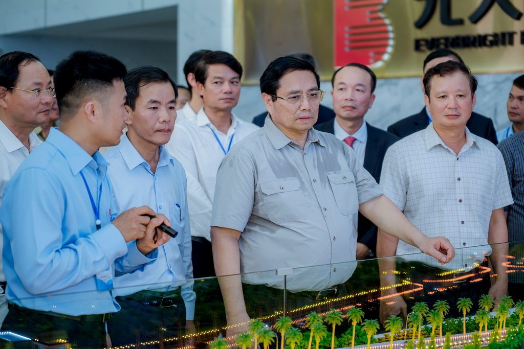 Thủ tướng Chính phủ tham quan mô hình nhà máy điện rác Phú Sơn