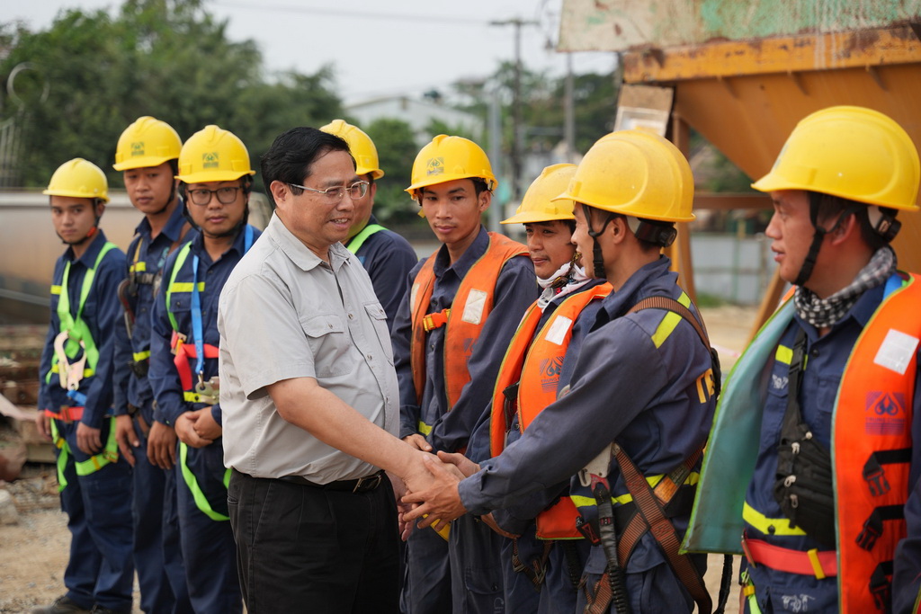 Thủ tướng động viên và tặng quà cho công nhân đang làm việc tại Dự án đường Nguyễn Hoàng và cầu mới vượt sông Hương