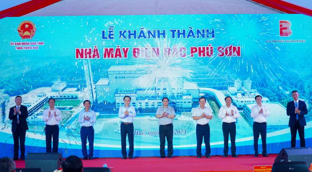 Thủ tướng Chính phủ Phạm Minh Chính cùng các đại biểu khánh thành Dự án Nhà máy điện rác Phú Sơn