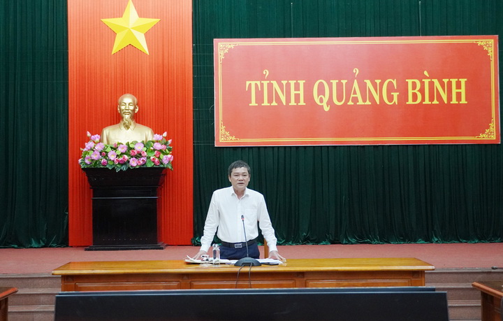 Phó chủ tịch UBND tỉnh Quảng Bình Phan Phong Phú chủ trì cuộc họp