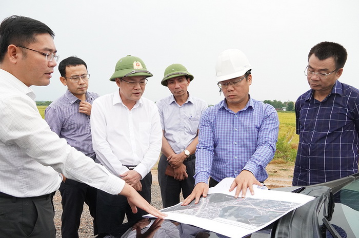 Phó chủ tịch UBND tỉnh Quảng Bình Phan Phong Phú (thứ hai, trái ảnh) kiểm tra thực địa Dự án BIIG2 Quảng Bình tại xã Lộc Ninh (thành phố Đồng Hới)