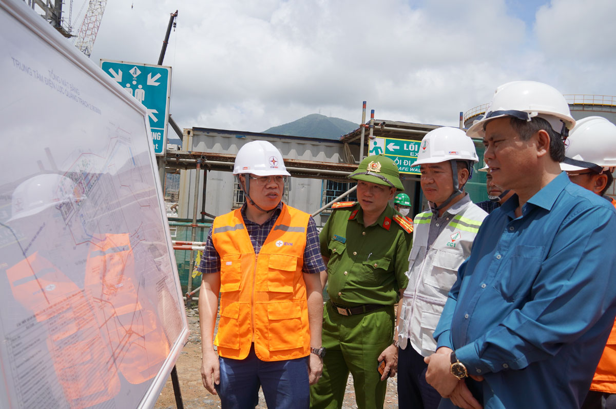 Chủ tịch UBND tỉnh Quảng Bình Trần Thắng (áo xanh lam) kiểm tra thực địa tiến độ thi công Dự án Nhà máy nhiệt điện Quảng Trạch I