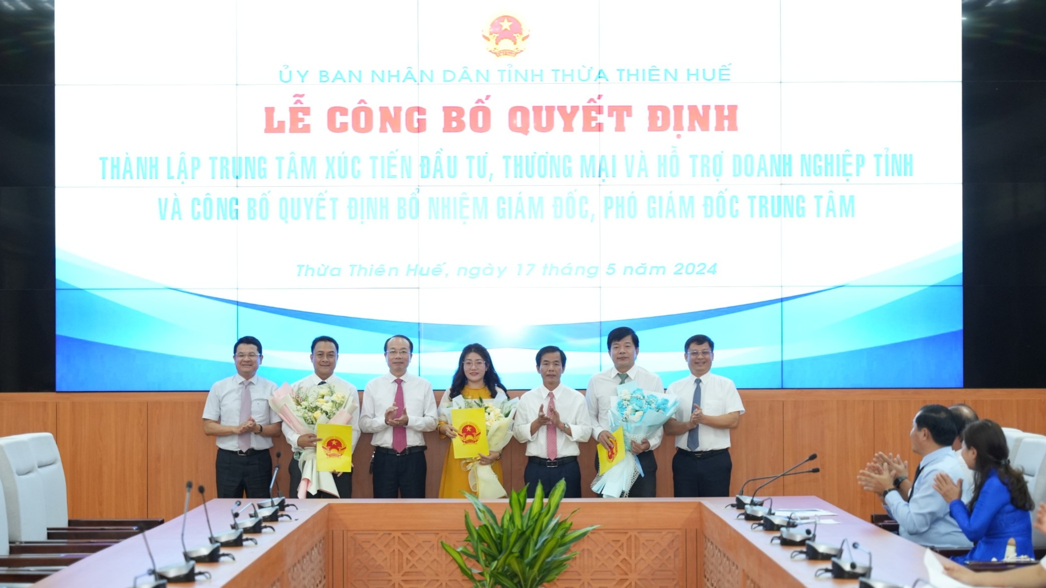 Lãnh đạo tỉnh Thừa Thiên Huế trao quyết định bổ nhiệm và tặng hoa chúc mừng các cán bộ lãnh đạo Ban giám đốc Trung tâm Xúc tiến đầu tư, Thương mại và Hỗ trợ doanh nghiệp tỉnh Thừa Thiên Huế 