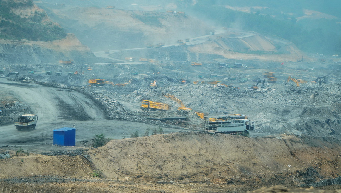 Mỏ than đá Kaleum, tỉnh Sê Kong (Lào) là một trong những mỏ than có trữ lượng lớn và được khai thác, vận chuyển về Việt Nam qua cửa khẩu La Lay