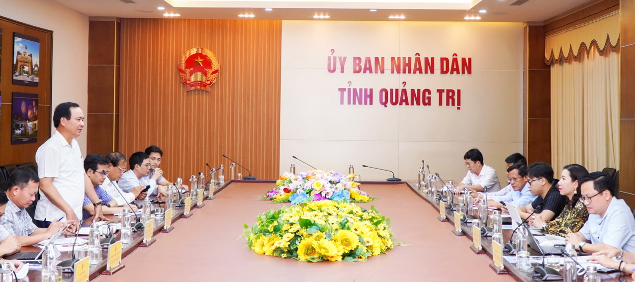 Chủ tịch UBND tỉnh Quảng Trị Võ Văn Hưng trao đổi với Liên danh nhà đầu tư