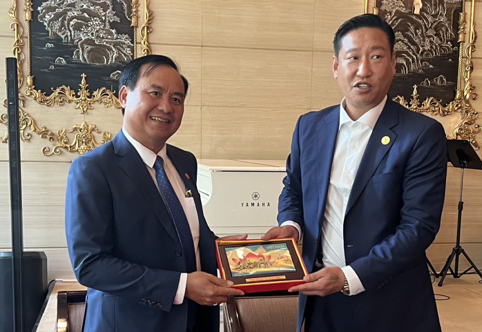 Chủ tịch UBND tỉnh Quảng Trị Võ Văn Hưng tặng quà lưu niệm  lãnh đạo Công ty K Global-Mobility 
