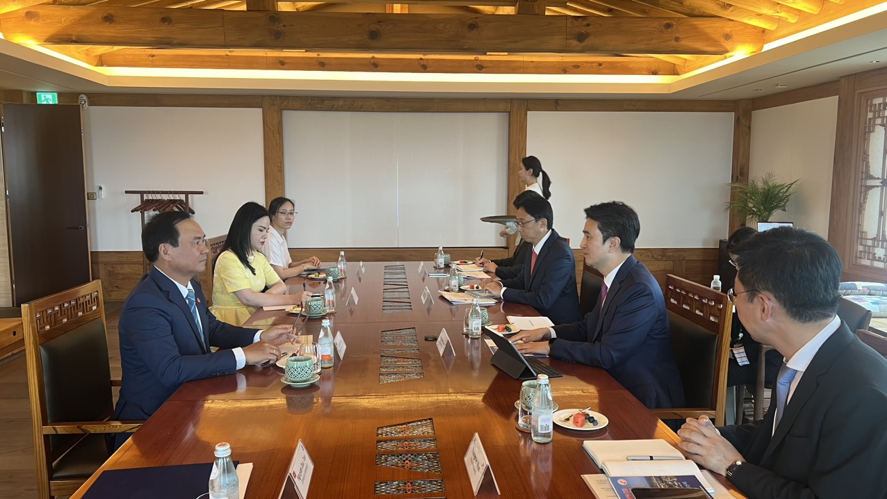 Chủ tịch UBND tỉnh Quảng Trị Võ Văn Hưng (trái ảnh) làm việc với nhà đầu tư tại Hàn Quốc