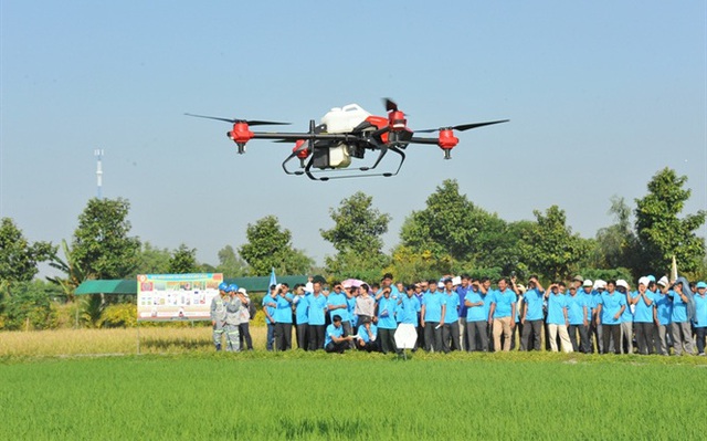 Lộc Trời ứng dụng Drone (máy bay không người lái) trên đồng ruộng