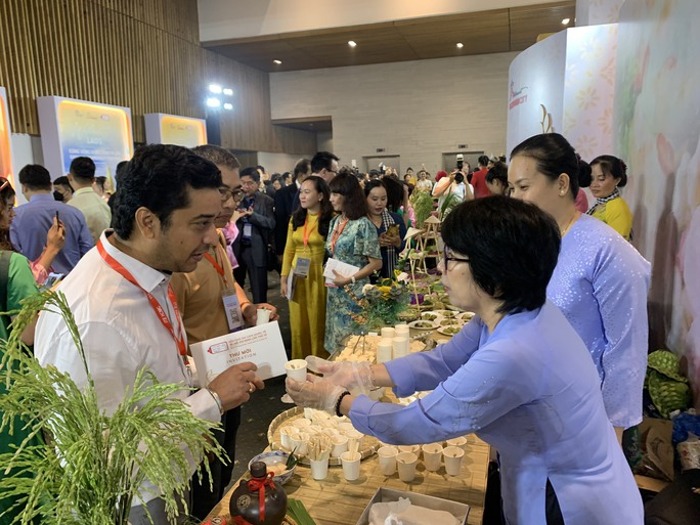 Du khách ấn tượng với sản phẩm từ gạo Việt Nam tại Gala