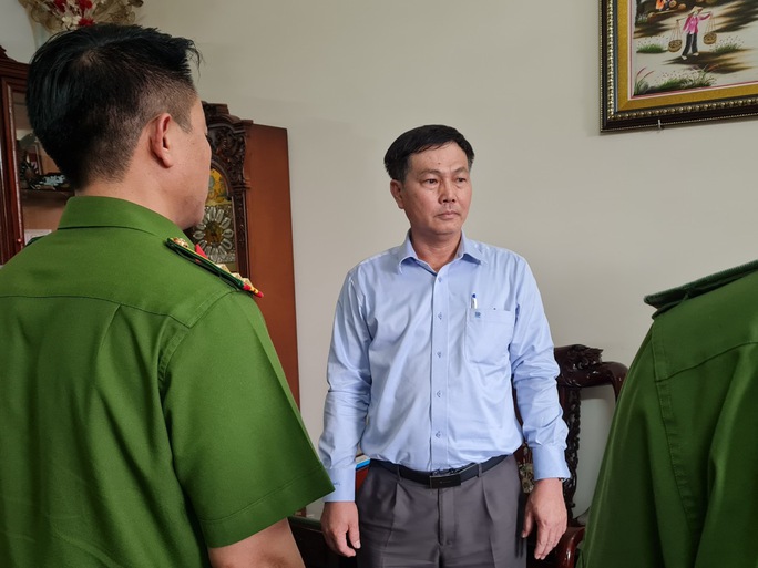 Cơ quan công an đọc lệnh khởi tố bắt tạm giam ông Nguyễn Văn Hồng