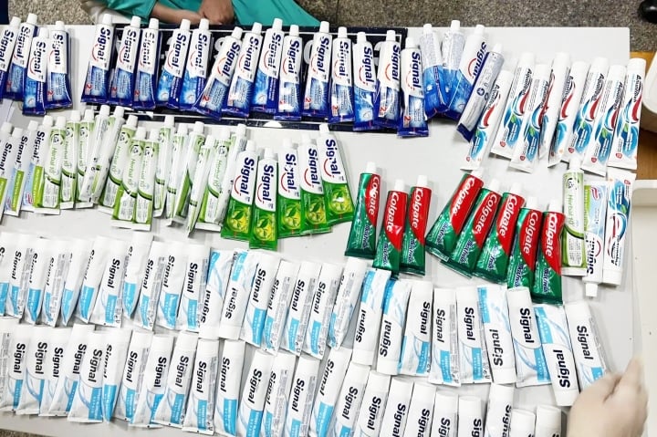 Các hộp kem đánh răng chứa ma túy trong hành lý 4 tiếp viên hàng không
