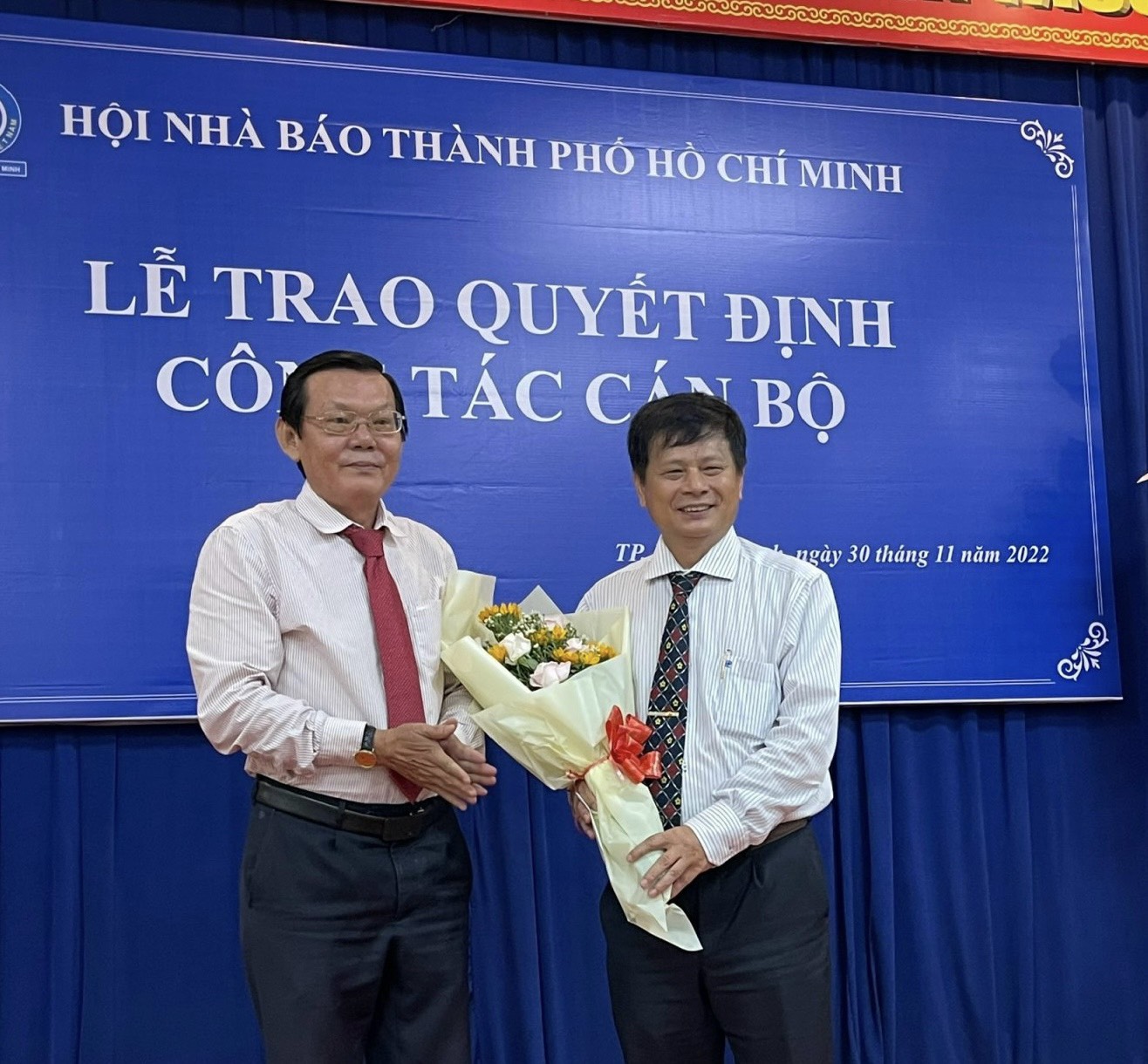 Ông Trần Trọng Dũng (bên phải), Phó Chủ tịch Hội Nhà báo Việt Nam và ông Nguyễn Tấn Phong, Chủ tịch Hội Nhà báo TP.HCM tại lễ trao quyết định bổ nhiệm.