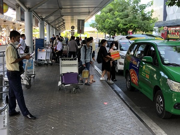 Bãi đệm ngay sát sân bay đã giúp các hãng taxi điều tiết xe di chuyển nhanh chóng vào cảng để giải tỏa hành khách.