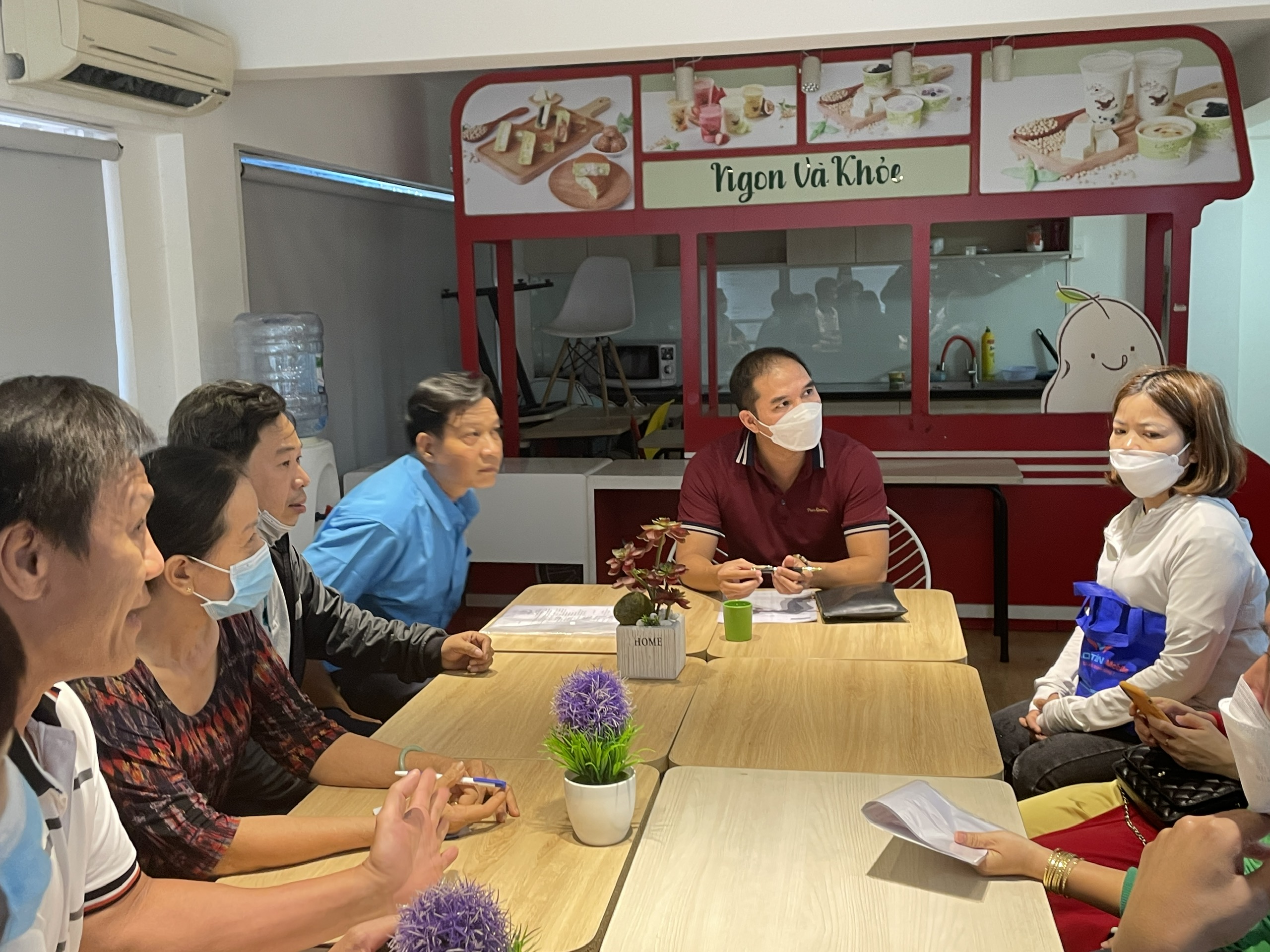 Ông Nguyễn Thanh Xuân, Giám đốc vùng Trung tâm Apax Leaders (áo đỏ chính giữa) tại buổi làm việc với phụ huynh chiều 27/2.