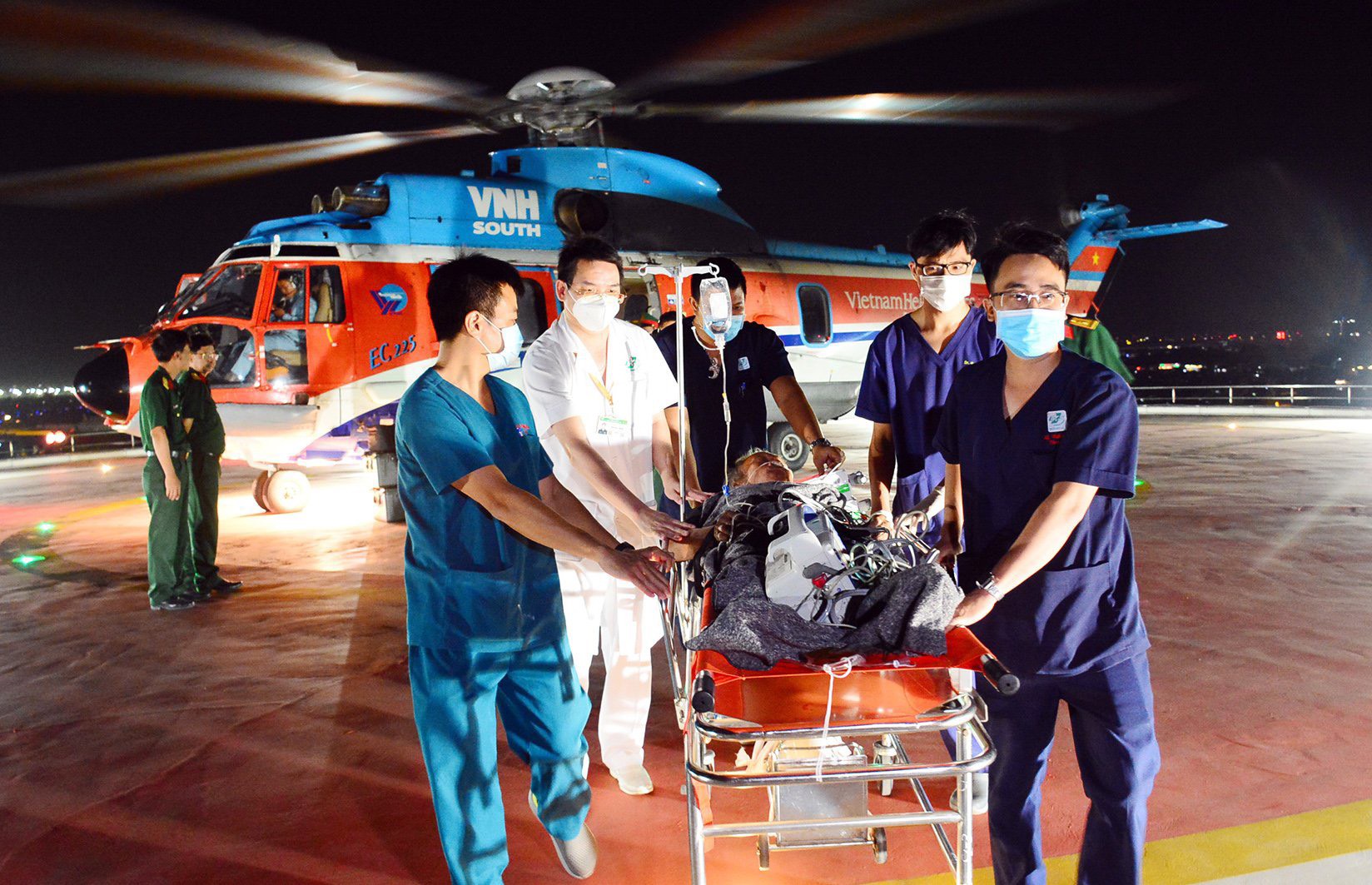 Tổ cấp cứu bệnh viện Quân y 175 nhanh chóng đưa bệnh nhân vào Trung tâm cấp cứu.